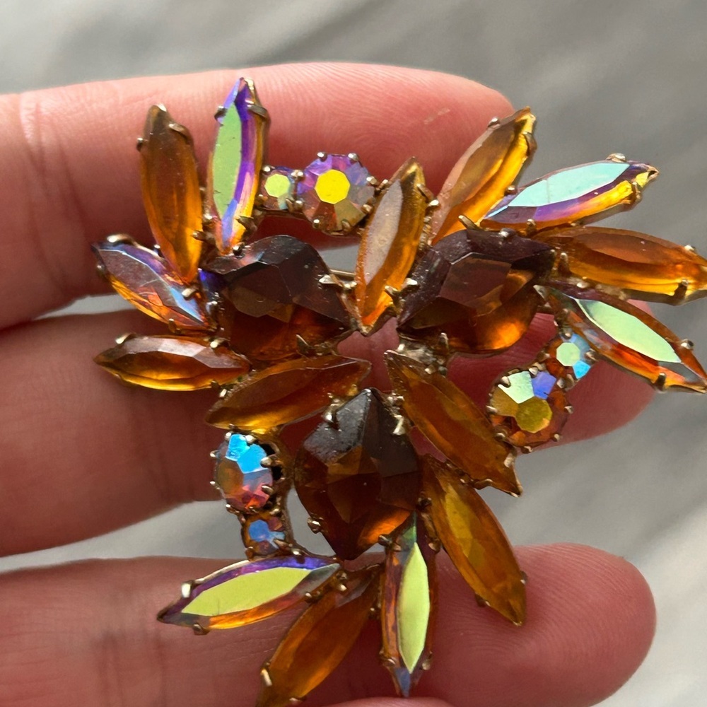 TOPAZ luxury 1950 vintage gold brooch 🥰